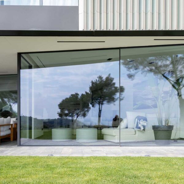 Ventanas de vidrio de gran tamaño y diseño minimalista